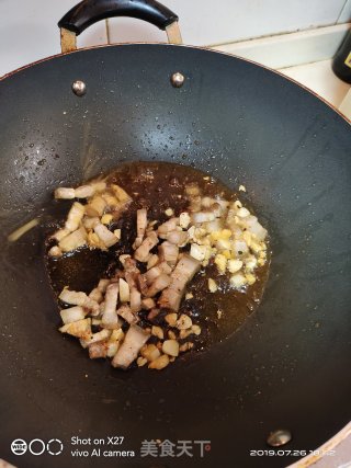 豆角炒五花肉腐竹的做法步骤：3