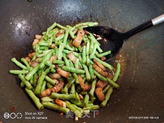豆角炒五花肉腐竹的做法步骤：4