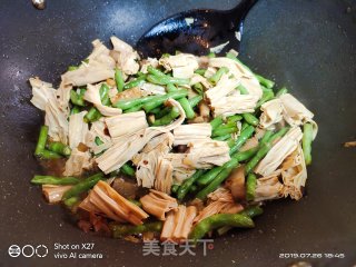 豆角炒五花肉腐竹的做法步骤：5
