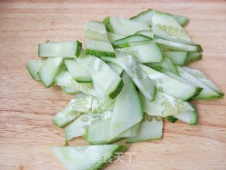 肉炒黄瓜木耳的做法步骤：2