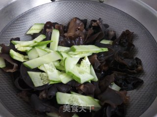 肉炒黄瓜木耳的做法步骤：5