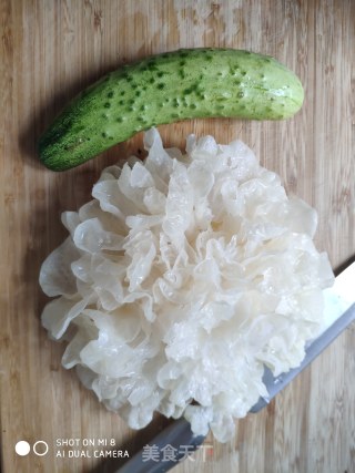 银耳拌黄瓜的做法步骤：1