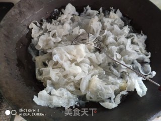 银耳拌黄瓜的做法步骤：3