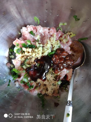 香菇鲜肉馄饨的做法步骤：3