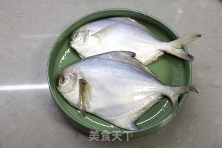 清蒸平鱼的做法步骤：1