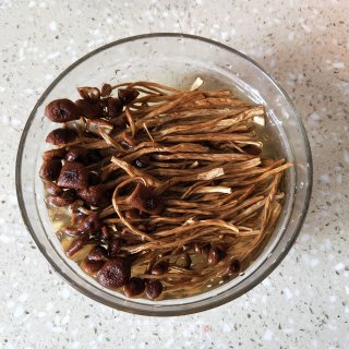 茶树菇炖鸡的做法步骤：2