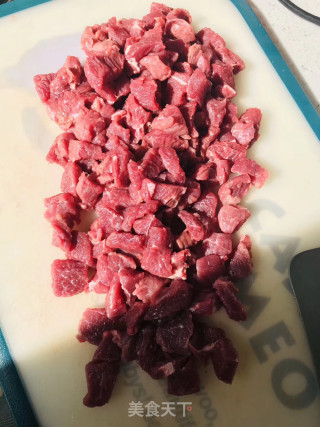 牛肉焖辣椒的做法步骤：1