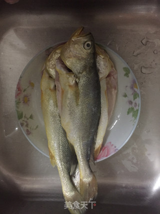 红烧黄鱼的做法步骤：1