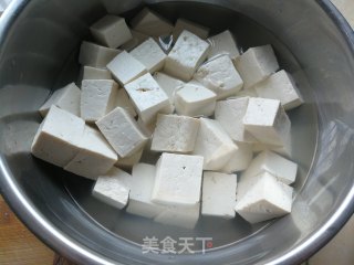豆腐砂锅鸡的做法步骤：2