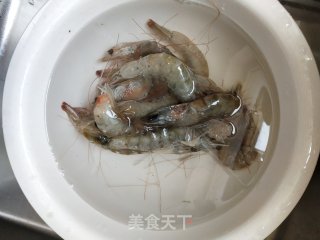 虾滑丝瓜汤的做法步骤：1
