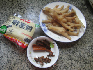 鲜素鸡烧鸡爪的做法步骤：1