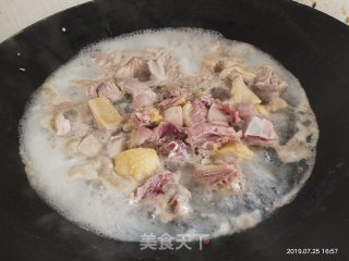 猪肉鸭肉煲的做法步骤：4