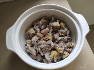 猪肉鸭肉煲的做法步骤：5