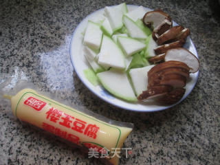 香菇樱玉豆腐炒蒲瓜的做法步骤：1
