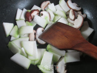 香菇樱玉豆腐炒蒲瓜的做法步骤：3