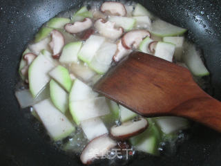 香菇樱玉豆腐炒蒲瓜的做法步骤：5