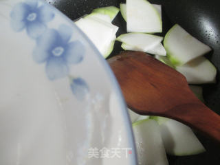 鸭蛋炒蒲瓜的做法步骤：4