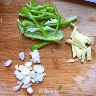 芹菜炒肉的做法步骤：1