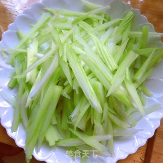 芹菜炒肉的做法步骤：2