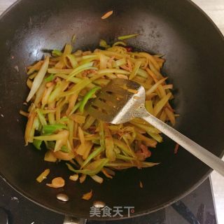 芹菜炒肉的做法步骤：4