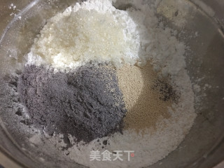 宝宝辅食黑米发糕的做法步骤：1