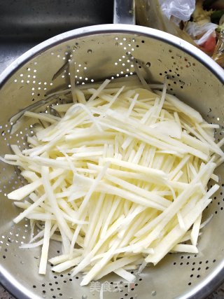 青椒土豆肉丝的做法步骤：1