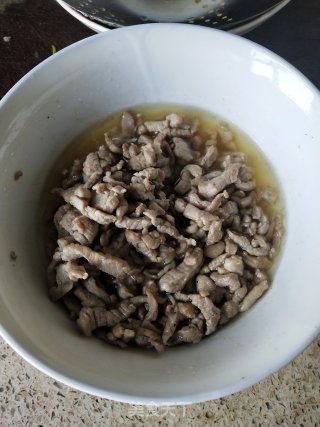 青椒土豆肉丝的做法步骤：2