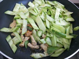 黄瓜炒肉片的做法步骤：4