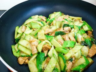 黄瓜炒肉片的做法步骤：5