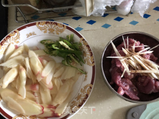 子姜炒牛肉的做法步骤：1