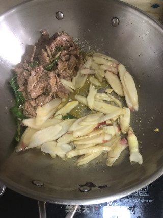 子姜炒牛肉的做法步骤：3