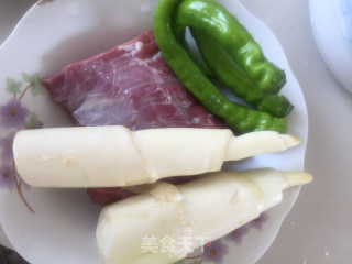 茭白炒牛肉的做法步骤：1