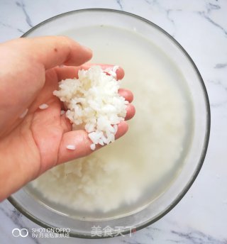 快速消灭家里剩余米饭|简单又好喝的琼浆米露的做法步骤：2
