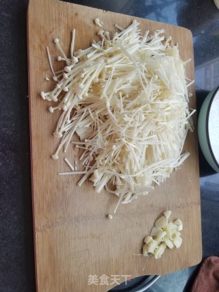 “快手餐”金针菇煎蛋的做法步骤：1