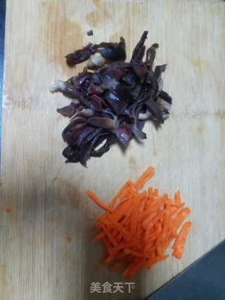 木耳鸡蛋炒烧饼的做法步骤：1