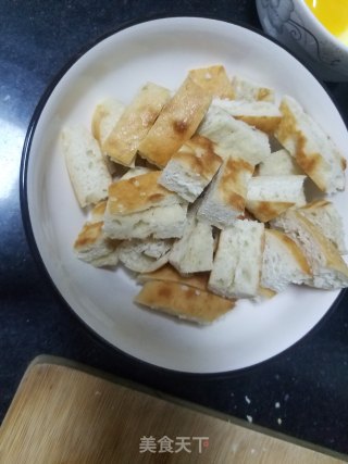 木耳鸡蛋炒烧饼的做法步骤：2