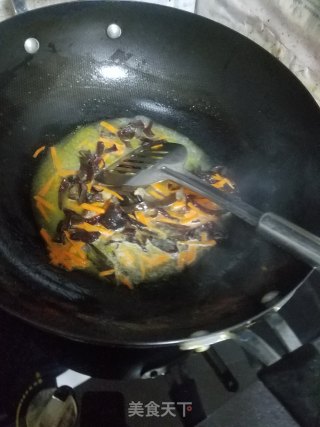木耳鸡蛋炒烧饼的做法步骤：4