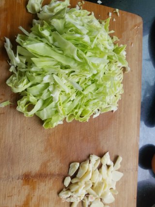 “快手餐”包菜炒粉条的做法步骤：1