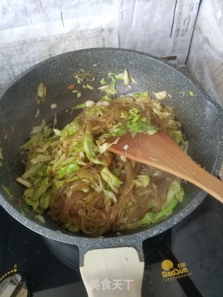 “快手餐”包菜炒粉条的做法步骤：5