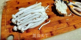 剁椒海鲜菇的做法步骤：2