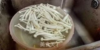 剁椒海鲜菇的做法步骤：3