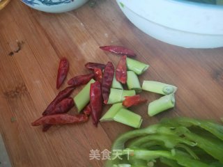 芹菜土豆丝炒尖椒的做法步骤：1