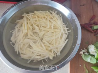 芹菜土豆丝炒尖椒的做法步骤：2