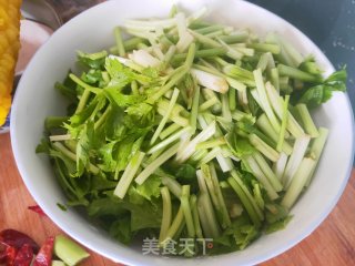 芹菜土豆丝炒尖椒的做法步骤：3