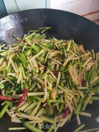 芹菜土豆丝炒尖椒的做法步骤：6