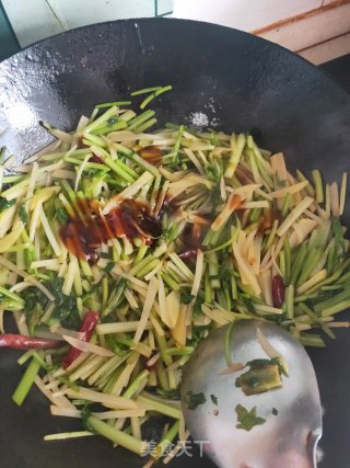 芹菜土豆丝炒尖椒的做法步骤：7