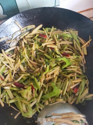 芹菜土豆丝炒尖椒的做法步骤：9