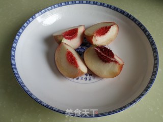 冰糖煮桃的做法步骤：2