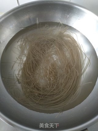 酸辣粉的做法步骤：1