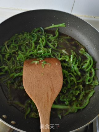青椒肉丝盖浇面的做法步骤：5